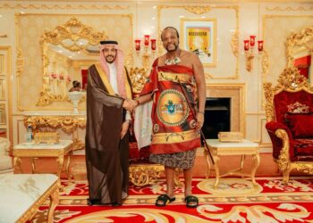 Faisal bin Falah Al Harbi presents a message from King Salman bin Abdulaziz Al Saud and Mohammed bin Salman to King Mswati III during a royal audience at Lozitha Palace.