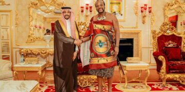 Faisal bin Falah Al Harbi presents a message from King Salman bin Abdulaziz Al Saud and Mohammed bin Salman to King Mswati III during a royal audience at Lozitha Palace.