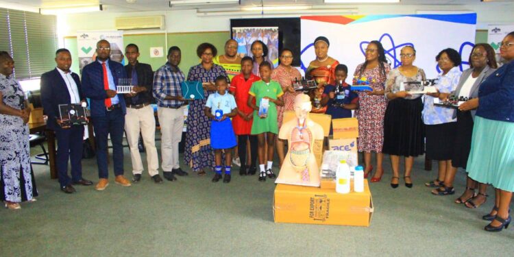 KEAS president Dr Thabile Ndlovu, Principal Secretary Nanikie Mnisi, and staff from Kuhlahla, Nsubane, Sankolweni, and Emhlabeni Primary Schools display the newly donated science kits