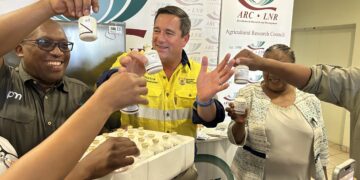 John Steenhuisen witnessing the handover of the first locally produced FMD vaccines by the ARC, marking a historic step in South Africa’s fight against the disease. Photo by X/@jsteenhuisen