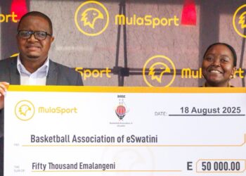MulaSport Marketing Manager Phetsile Xulu and Sibusiso Mnisi, Executive Manager for External Trade Promotion at the Eswatini Investment Promotion Authority, present a cheque of E50,000 to the Eswatini National Netball Association. Photo by MulaSport.