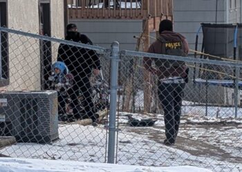 ICE agents stand next to a boy, who a witness identified as Liam Conejo Ramos, a five-year-old that school officials said was detained in Minneapolis, Minnesota, U.S., January 20, 2026. Rachel James/via REUTERS