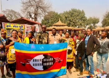 Eswatini Cultural Troupe and gospel artist Siphiwo Ndoni receive a morale boost from H.E. Menzi Dlamini during his visit to the 39th Surajkund International Crafts Mela in India.