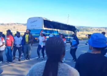 Police block PSU buses as workers mobilise for Notch 2 petition