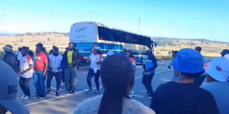 Police block PSU buses as workers mobilise for Notch 2 petition