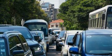 The hunt for fuel in Maputo. Drivers spent hours moving between stations, with many finding pumps dry on arrival. — Photo: Lina Cebola/Lusa