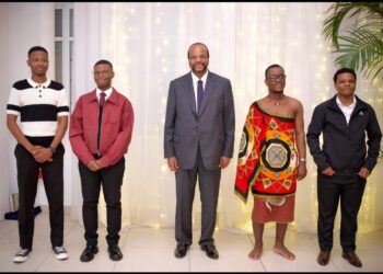 King gifts students E5000 allowance