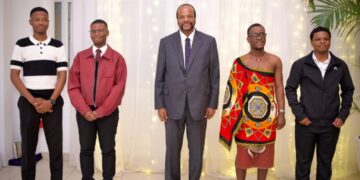 King gifts students E5000 allowance