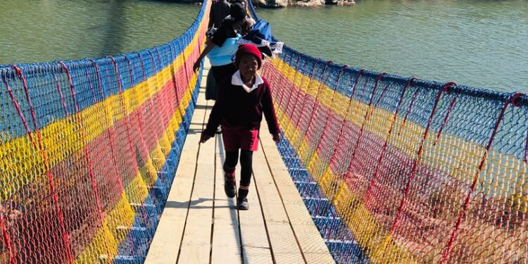 Tintfutfwini footbridge ends years of dangerous river crossings