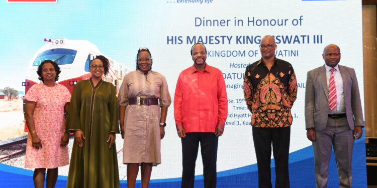 Students receive US$1 000 from the King