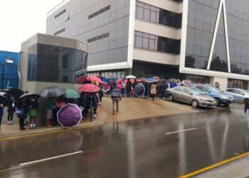 Citizens exposed to rain queuing for govt services
