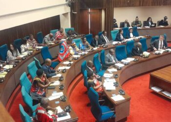 Public blasts MPs, backs senator’s bus fare warning
